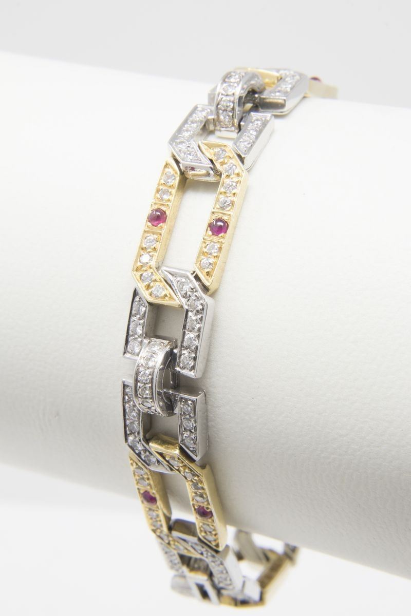 Bracciale in Oro Giallo e Bianco, con Bordi Pavé di Brillanti e Piccoli Rubini Cabochon