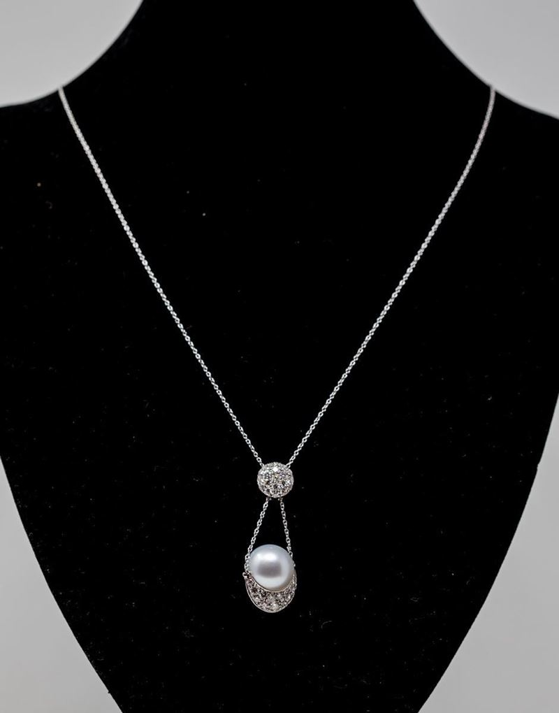 Collana in Oro Bianco, Pendente Pavé di Diamanti e Perla Grigia su Lunetta Pavé di Brillanti