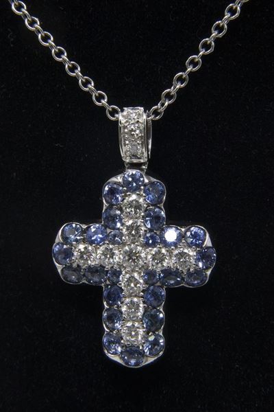 Collana in Oro Bianco con Croce in Oro Bianco, Diamanti e Zaffiri
