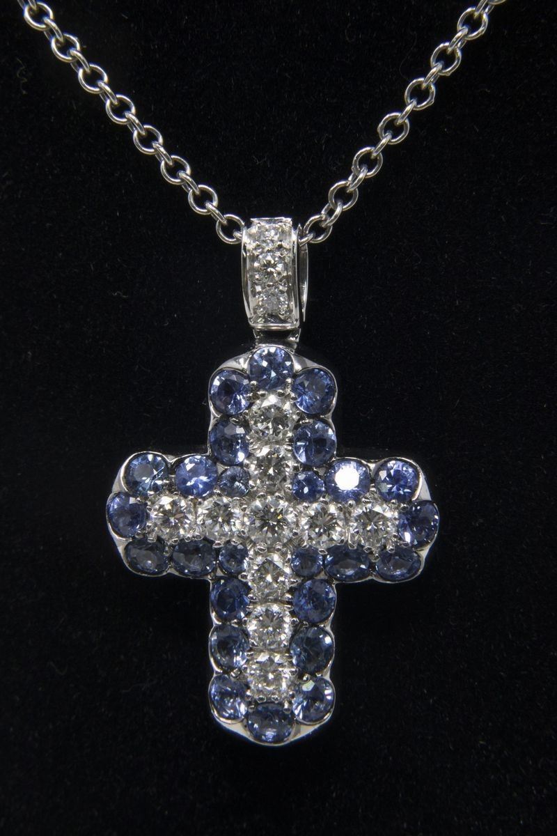 Collana in Oro Bianco con Croce in Oro Bianco, Diamanti e Zaffiri