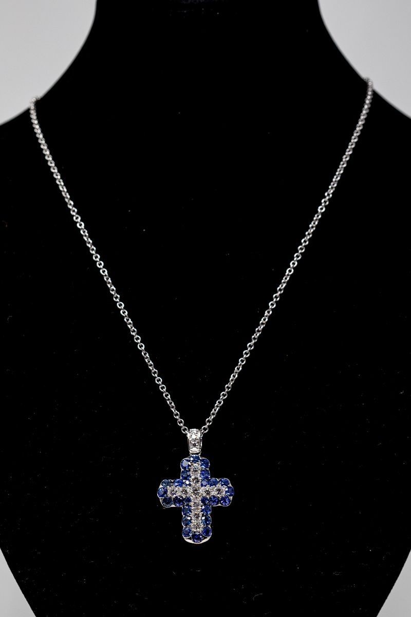 Collana in Oro Bianco con Croce in Oro Bianco, Diamanti e Zaffiri