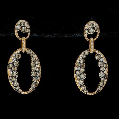 Orecchini in Oro con Pendente Ovale Traforato, Pavé di Diamanti Grigi e Bianchi
