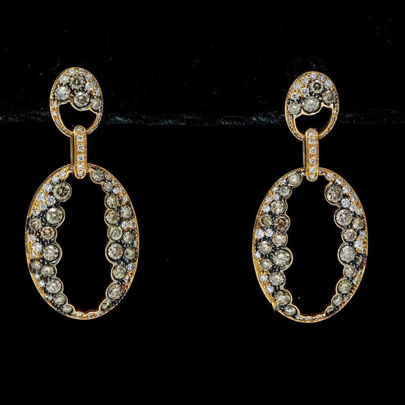 Orecchini in Oro con Pendente Ovale Traforato, Pavé di Diamanti Grigi e Bianchi