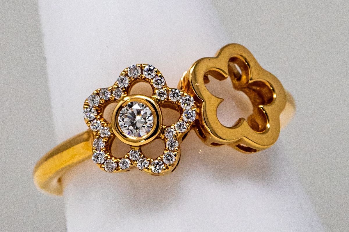 Anello a Fiore in Oro Giallo e Diamanti