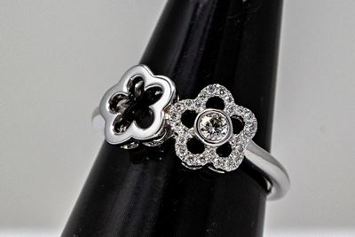 Anello a Fiore in Oro Bianco e Diamanti