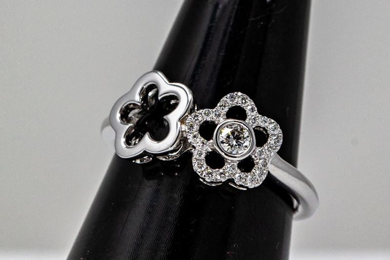 Anello a Fiore in Oro Bianco e Diamanti