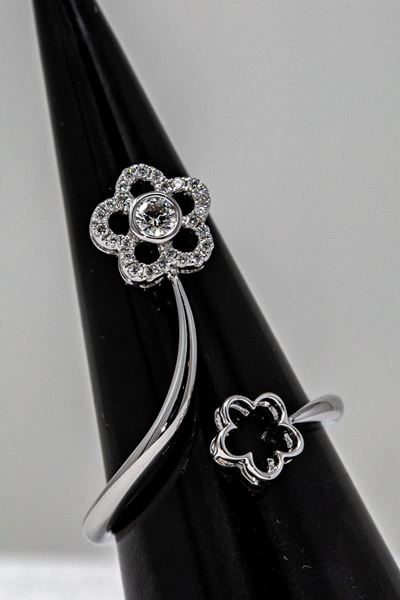 Anello a Fiori in Oro Bianco e Diamanti