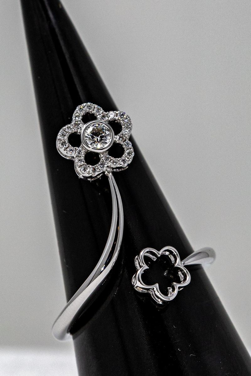 Anello a Fiori in Oro Bianco e Diamanti