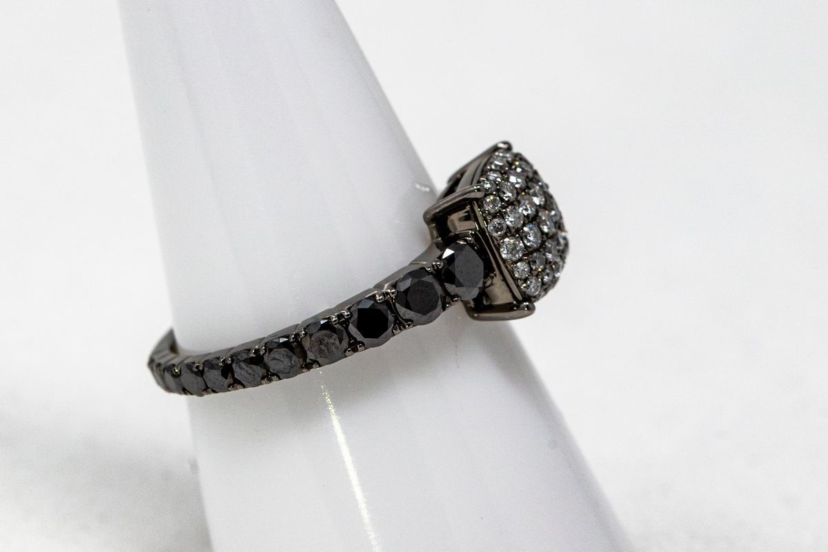 Anello in Oro Brunito, Diamanti Bianchi Centrali e Diamanti Neri sul Gambo