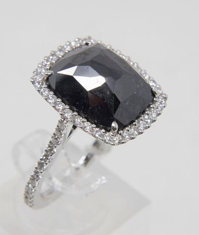 Anello in Oro Bianco, Diamante Nero Centrale, Cornice e Gambo con Brillanti