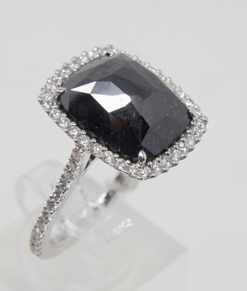 Anello in Oro Bianco, Diamante Nero Centrale, Cornice e Gambo con Brillanti