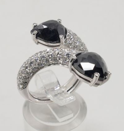 Anello in Oro Bianco, Due Diamanti Neri a Goccia, Gambo Pavé di Diamanti