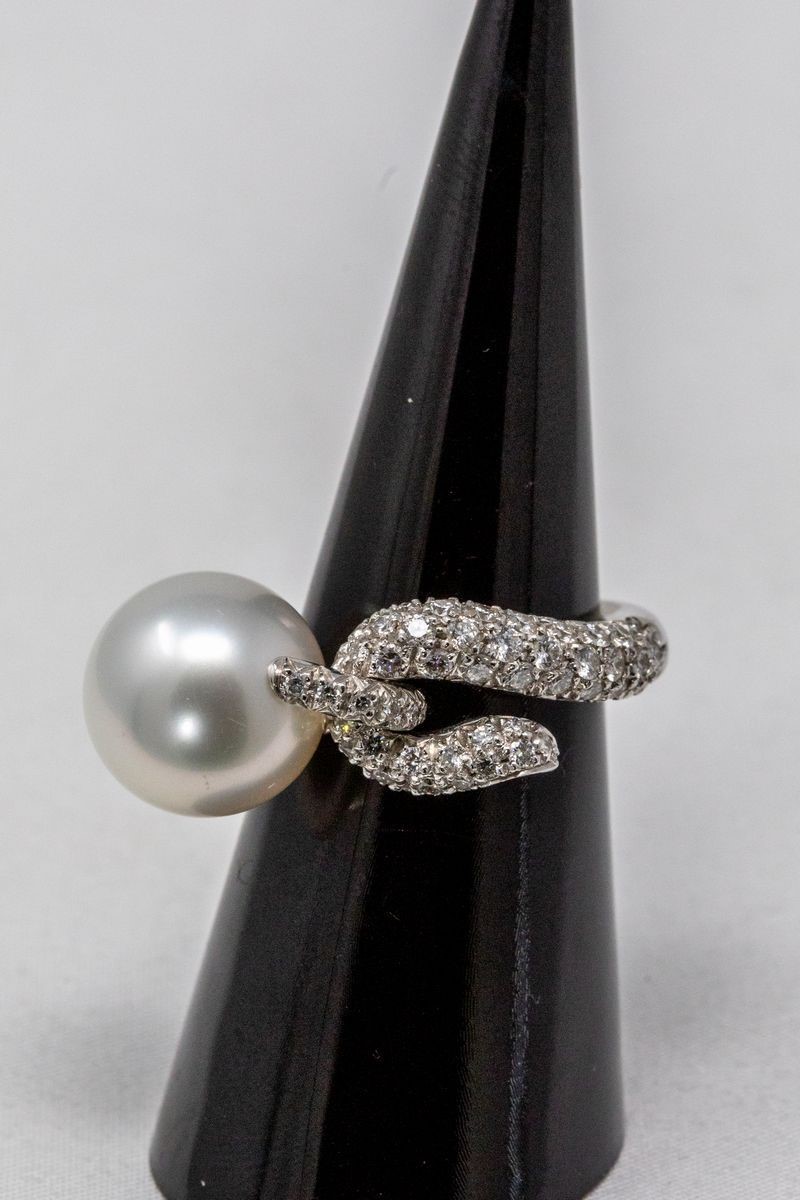 Anello in Oro Bianco, Perla Centrale e Gambo Pavé di Brillanti