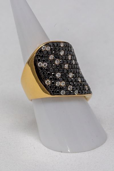 Anello in Oro Rosa a Fascia Larga Pavé di Diamanti Neri e Bianchi
