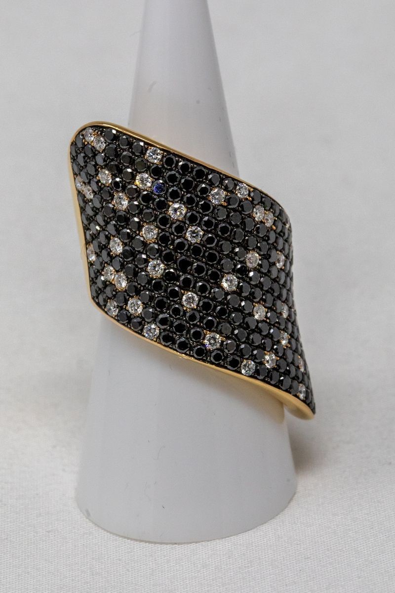 Anello in Oro Rosa a Fascia Larga Pavé di Diamanti Neri e Bianchi