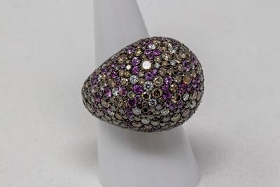 Anello in Oro Nero a Cupola, Pavé di Diamanti Bianchi e Brown, Zaffiri Rosa