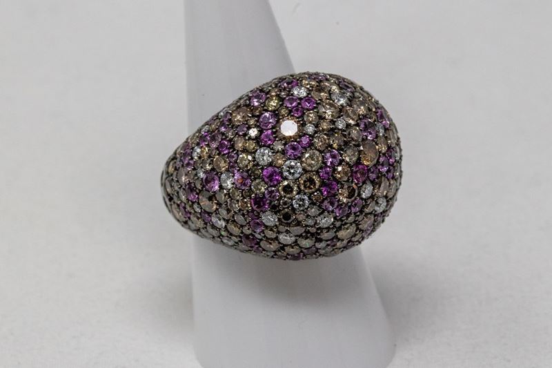 Anello in Oro Nero a Cupola, Pavé di Diamanti Bianchi e Brown, Zaffiri Rosa