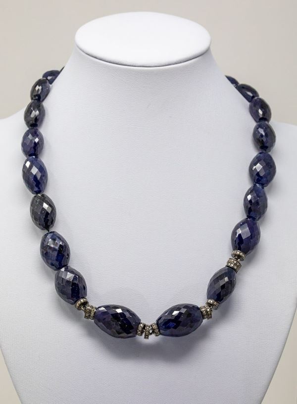 Collana in oro nero, zaffiri sfaccettati in gradazione e diamanti brown