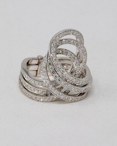 Anello in Oro Bianco Formato da Tre Anelli in Oro Bianco Intrecciati Pavé di Brillanti
