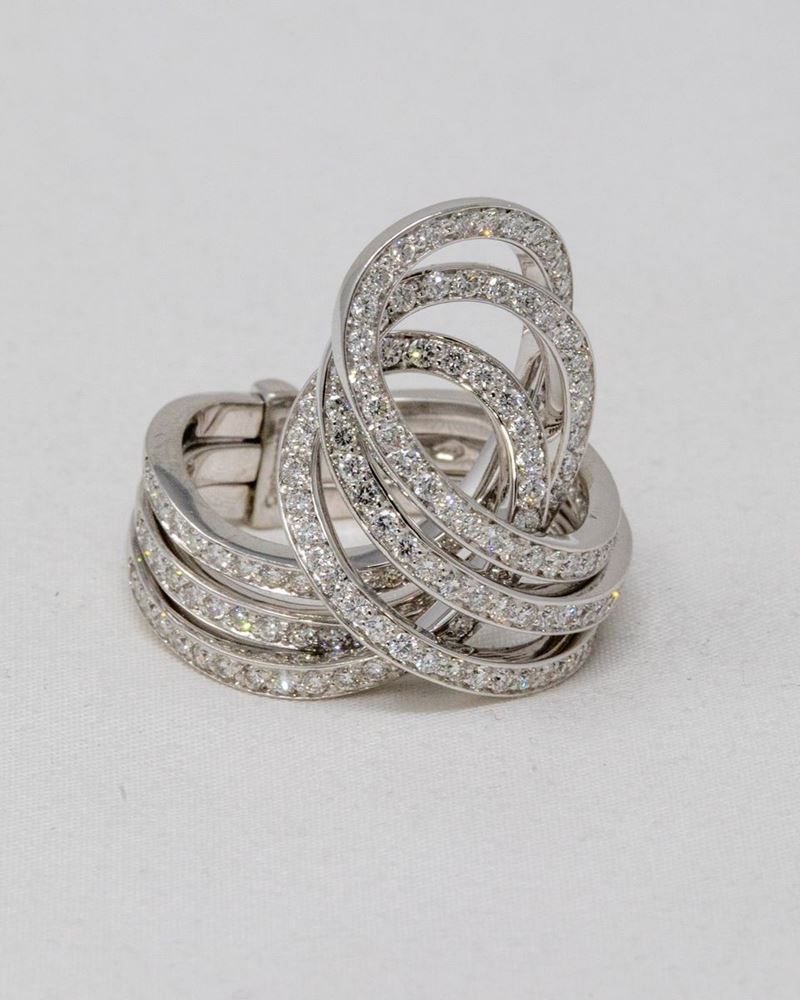 Anello in Oro Bianco Formato da Tre Anelli in Oro Bianco Intrecciati Pavé di Brillanti