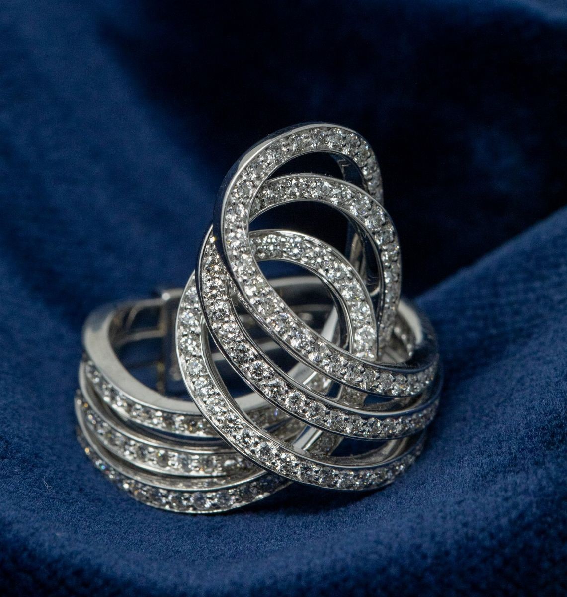 Anello in Oro Bianco Formato da Tre Anelli in Oro Bianco Intrecciati Pavé di Brillanti
