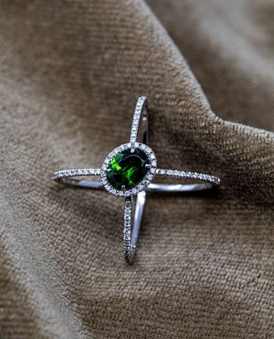 Anello in Oro Bianco, Tormalina Verde Centrale e Corolla Pavé di Brillanti