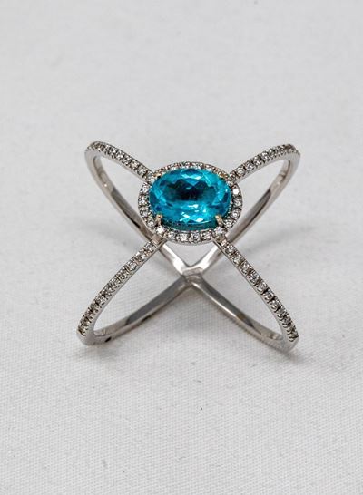 Anello in Oro Bianco, Apatite Ovale Centrale e Corolla Pavé di Brillanti