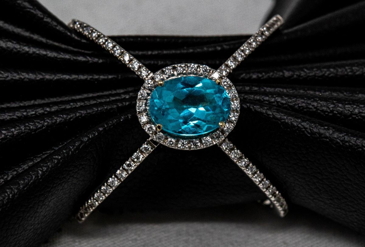 Anello in Oro Bianco, Apatite Ovale Centrale e Corolla Pavé di Brillanti