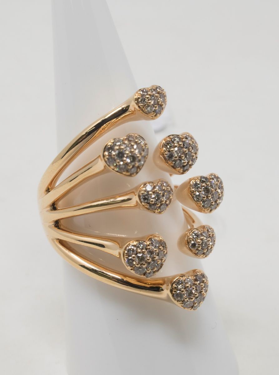 Anello in Oro Rosa con Piccoli Cuori Pavé di Diamanti Brown