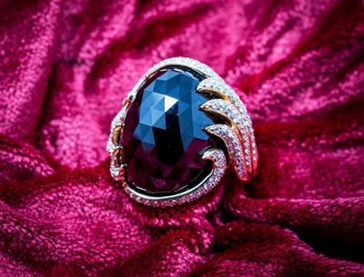 Anello in Oro Giallo con Bordi Pavé di Brillanti e Onice Ovale Sfaccettata Centrale
