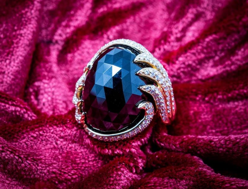 Anello in Oro Giallo con Bordi Pavé di Brillanti e Onice Ovale Sfaccettata Centrale