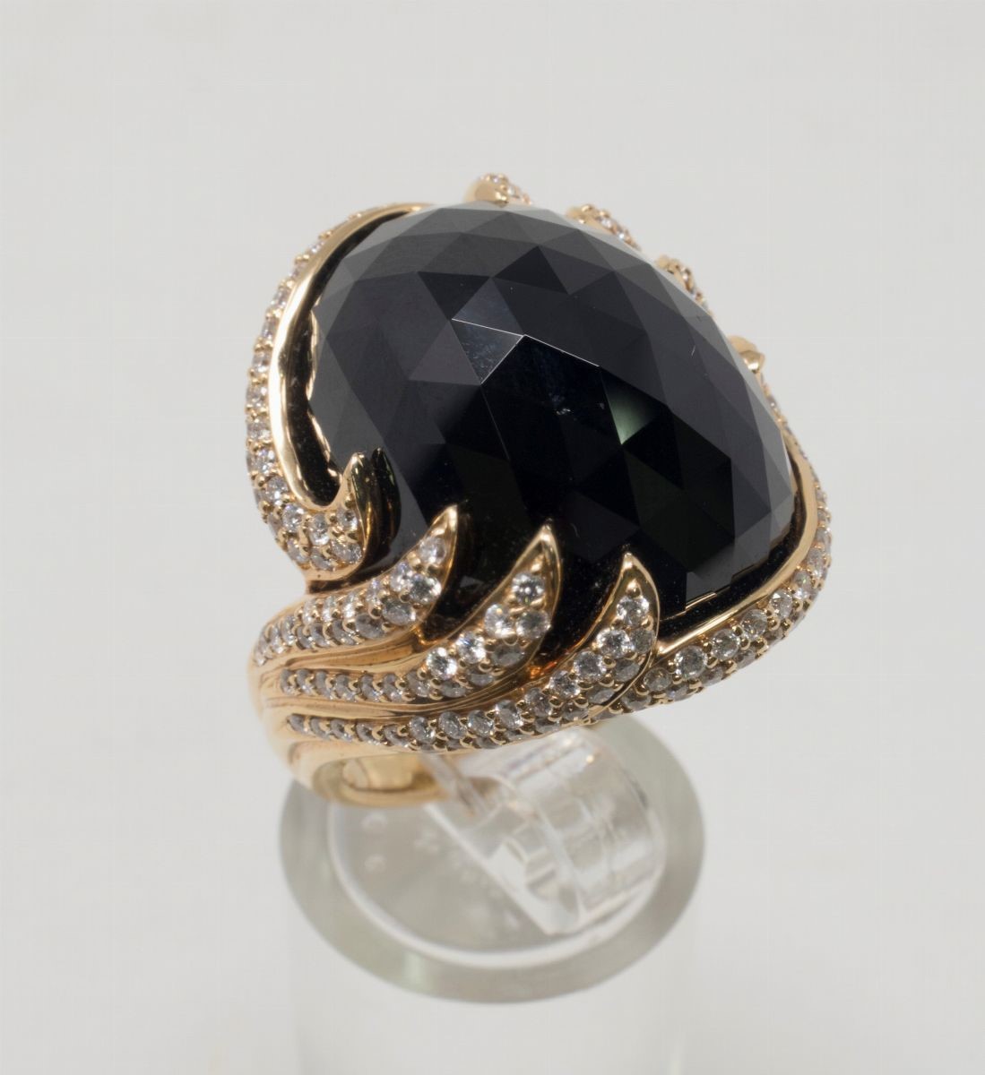 Anello in Oro Giallo con Bordi Pavé di Brillanti e Onice Ovale Sfaccettata Centrale