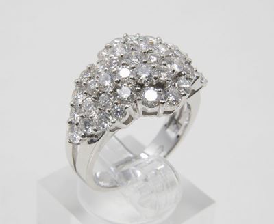 Anello a Fascia in Oro Bianco e Pavé di Diamanti Taglio Brillante