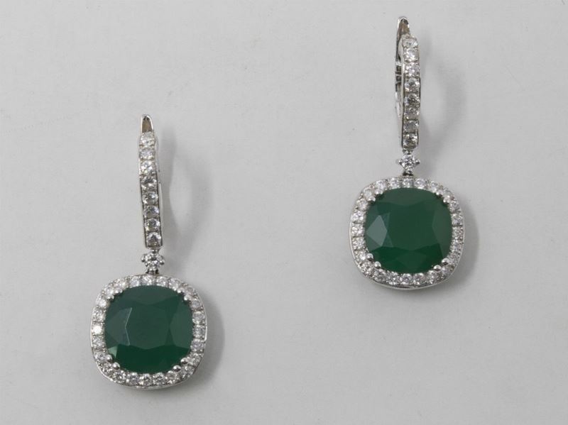 Orecchini Pendenti in Oro Bianco, Agata Verde, Monachella e Corolla Pavé di Brillanti