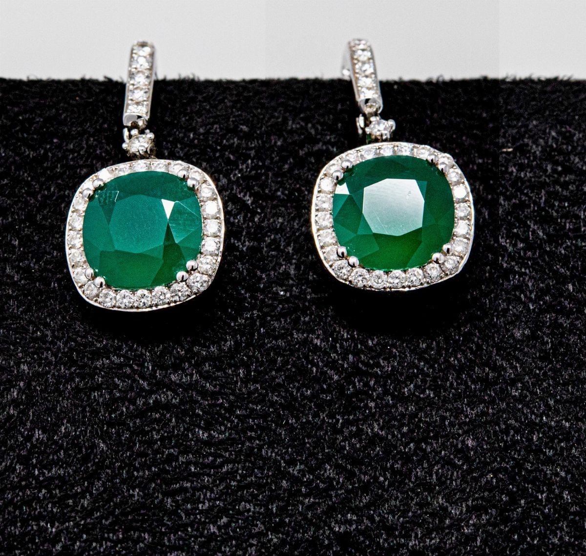 Orecchini Pendenti in Oro Bianco, Agata Verde, Monachella e Corolla Pavé di Brillanti