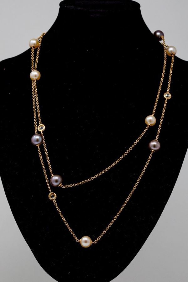 Collana in oro giallo con perle rosa e grigie e rose di diamante