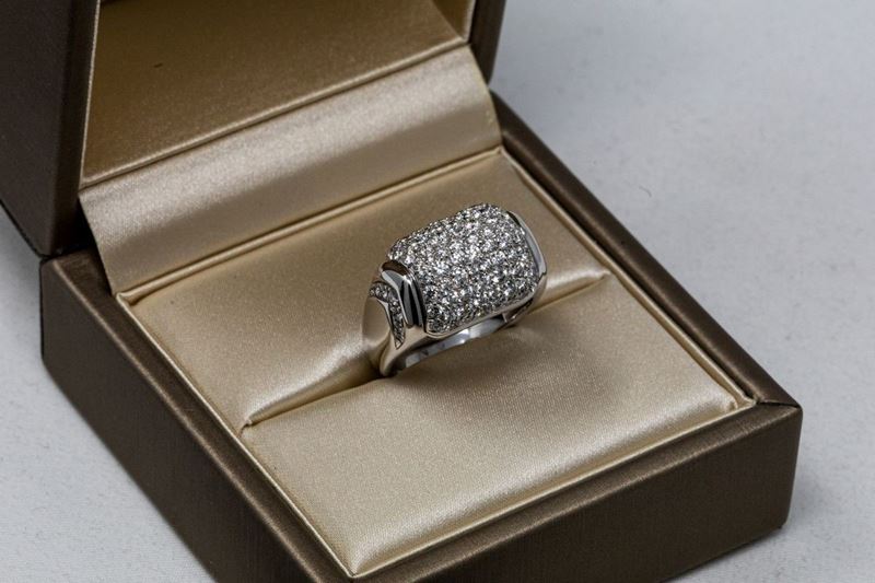 Bulgari Anello in Oro Bianco con Pavé di Diamanti