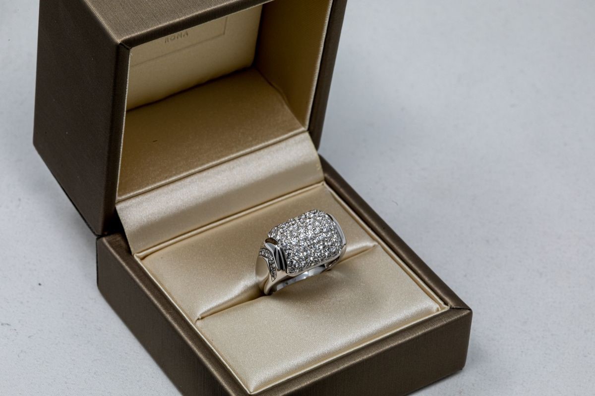 Bulgari Anello in Oro Bianco con Pavé di Diamanti