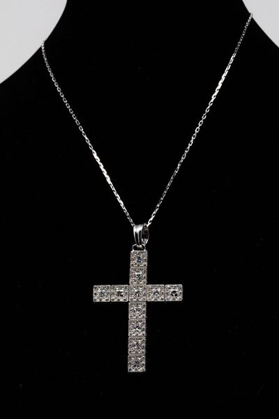 Pendente a Forma di Croce in Oro Bianco e Pavé di Diamanti