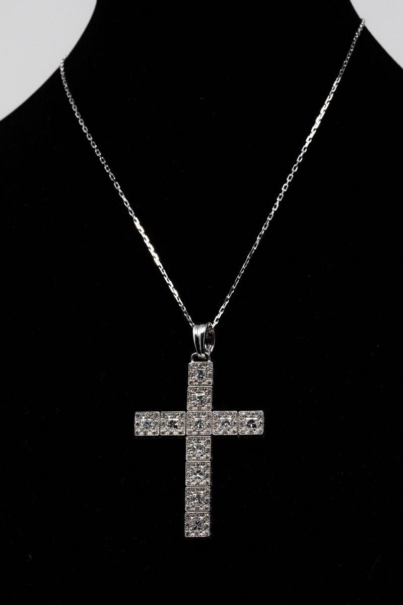 Pendente a Forma di Croce in Oro Bianco e Pavé di Diamanti