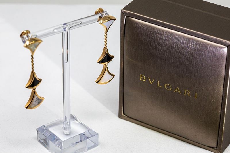 Bulgari Orecchini Pendenti in Oro Rosa con Onice e Madreperla