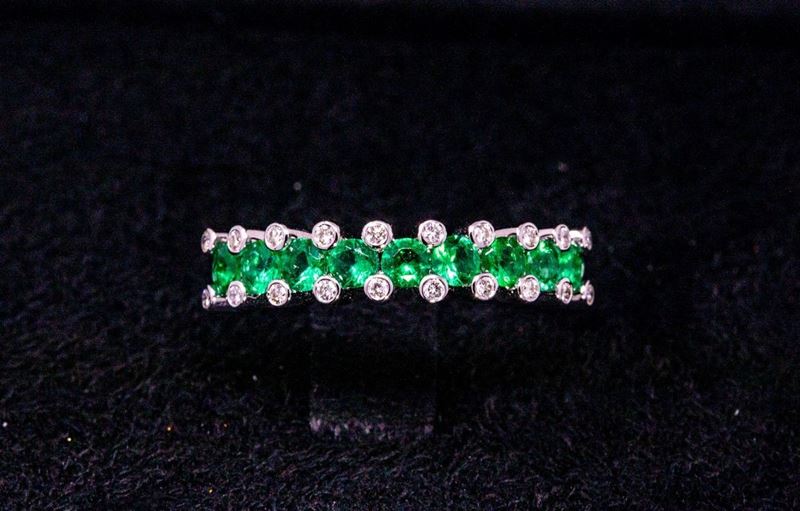 Anello in Oro Bianco, Smeraldi e Brillanti