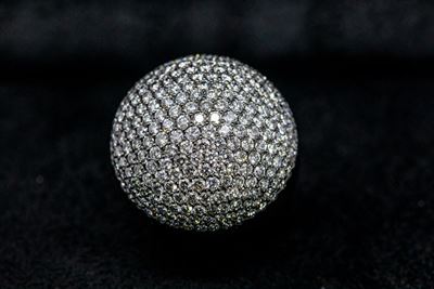 Anello in Oro Nero a Cupola Pavé di Diamanti Bianchi