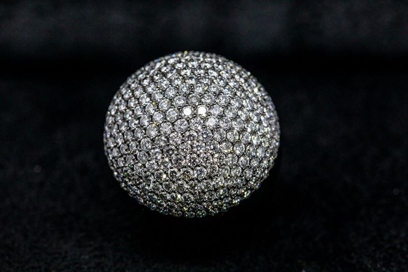 Anello in Oro Nero a Cupola Pavé di Diamanti Bianchi