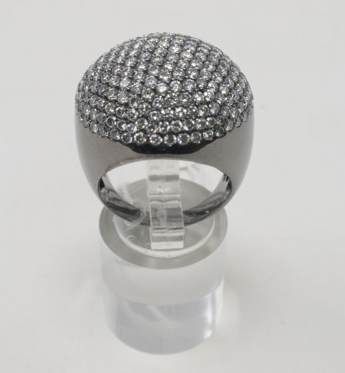 Anello in Oro Nero a Cupola Pavé di Diamanti Bianchi