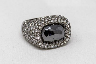 Anello in Oro Nero a Fascia Bombata Pavé di Diamanti Bianchi e Diamante Nero Ovale Centrale