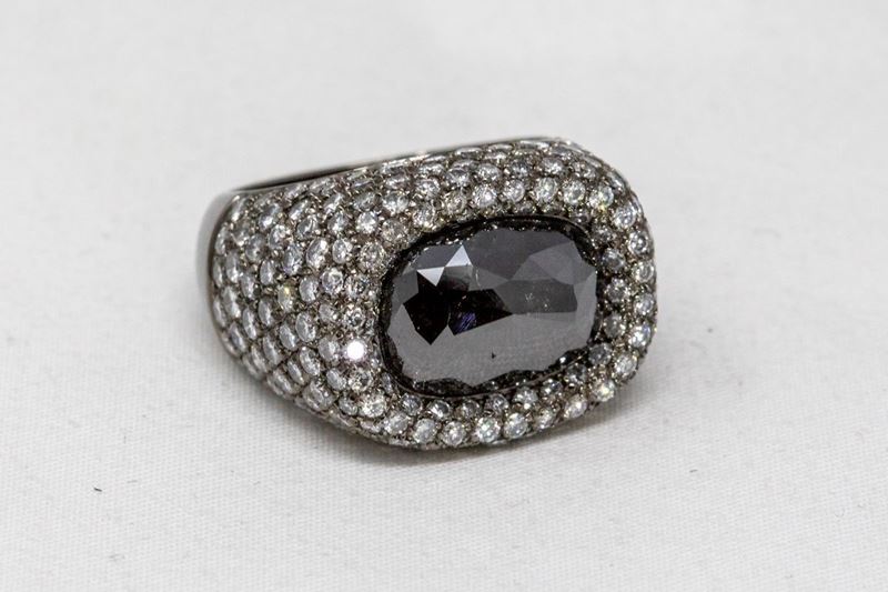 Anello in Oro Nero a Fascia Bombata Pavé di Diamanti Bianchi e Diamante Nero Ovale Centrale