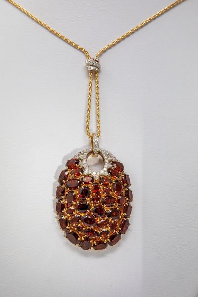 Collana con Pendente Ovale in Oro Rosa con Granati e Diamanti Bianchi Taglio Brillante