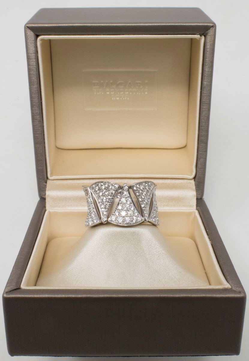 Bulgari Anello Diva in Oro Bianco con Pavé di Diamanti Bianchi