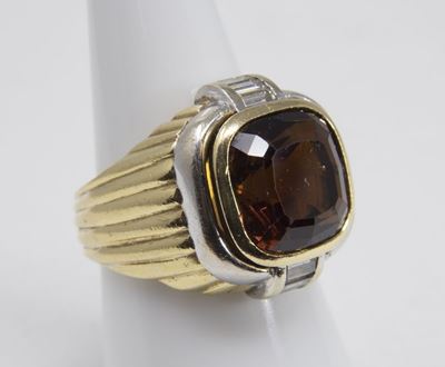 Anello in Oro Giallo e Bianco, Topazio Centrale e Diamanti Taglio Baguette Laterali